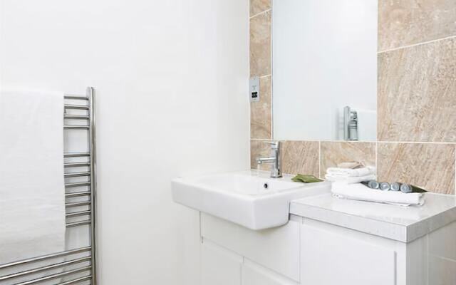 Cosy, Modern Chelsea Studio