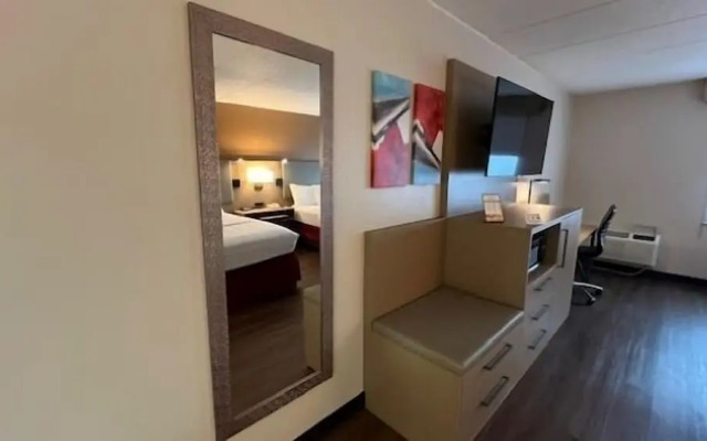 Lansing Delta West Hotel