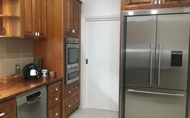 Noah's Stanley Luxury Bed and Breakfast