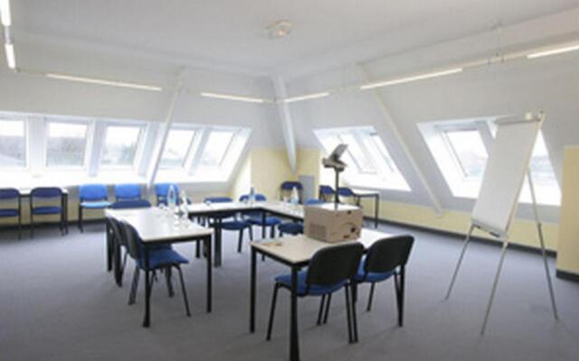 Hostellerie Saint Vincent Beauvais Aéroport