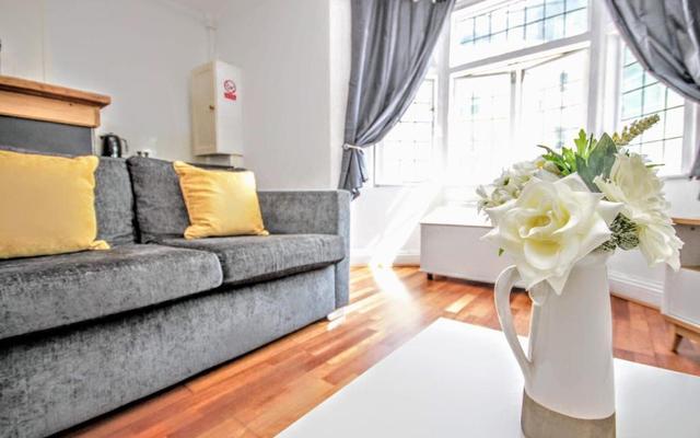 Cosy 2 Bedroom Apartment - Flat 3 Queens Square Brighton