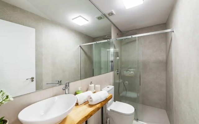 Bright & Spacious Three Bedroom Apartment in Centro