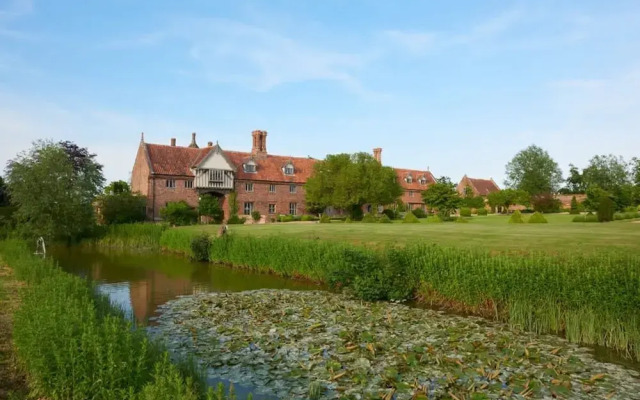 Lavish Tudor Estate Gardens - Sleeps 25