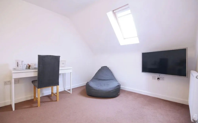 Modern 4 Bed Townhouse with Parking