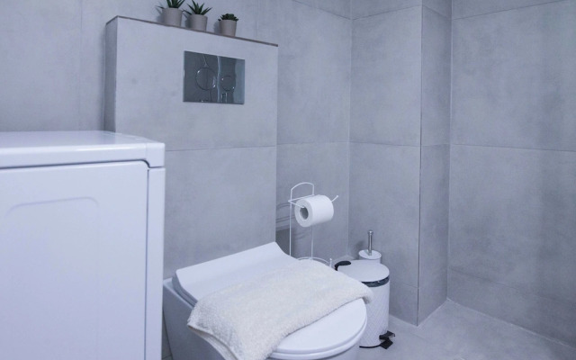 Fresh Urban Apt with Balcony in Zografou