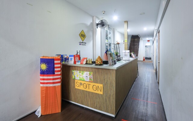 SPOT ON 90236 Zigzag Travellers Home - Hostel
