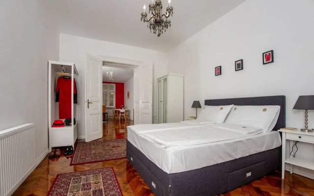 Crown Apartment