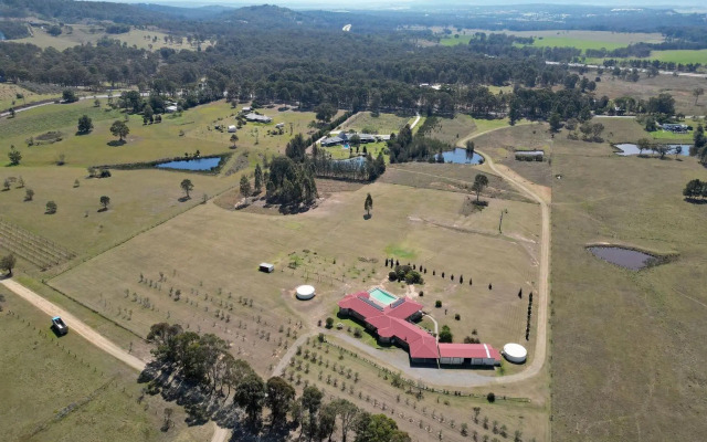 Noble Willow Estate Lovedale. Super Spacious, with views and pool