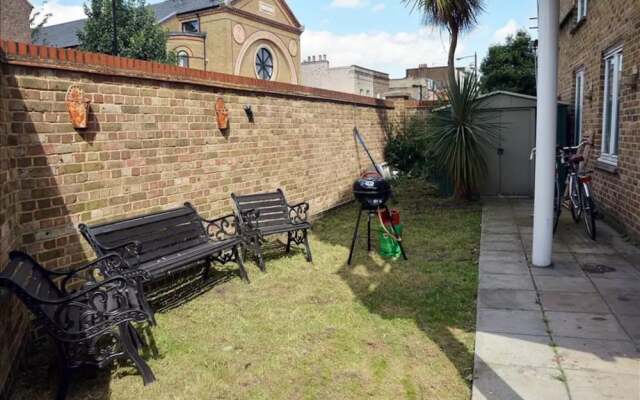 2 Bedroom East London Flat With Garden