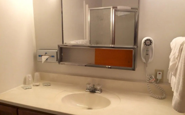 Captain John's Motel