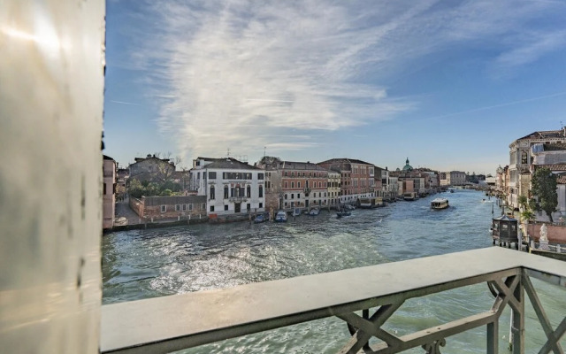 Ca' Degli Specchi Grand Canal