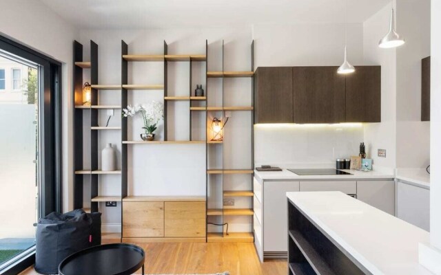 Designer 1-bed Flat W/juliet Balcony nr Wimbledon