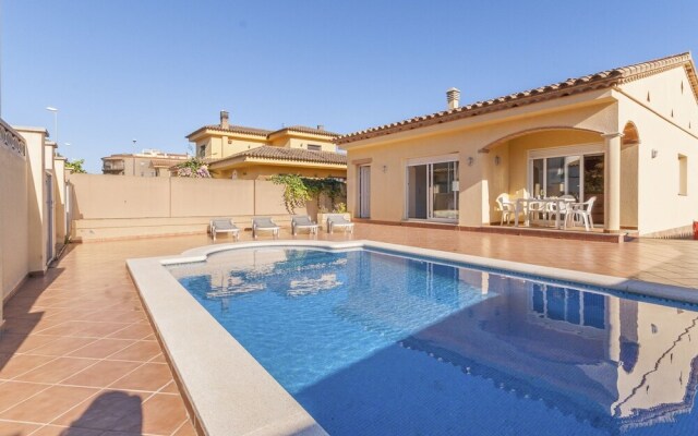 Luxurious Holiday Home in L'escala With Swimming Pool