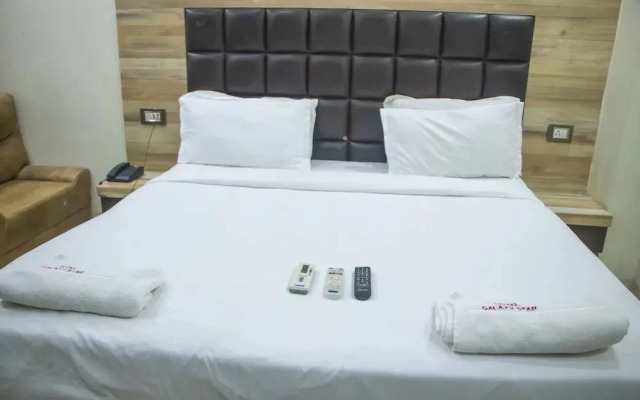 OYO 6883 Hotel Galaxy Star