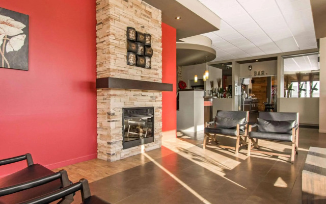 Econo Lodge Inn & Suites