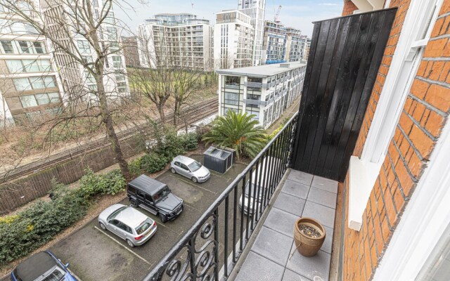 Stylish 3 Bedroom Flat with balcony is West Kensington