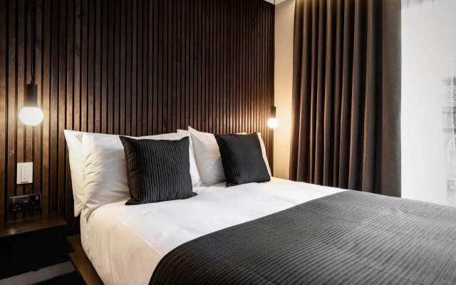The Acacia, Luxury with Private Balcony + Parking