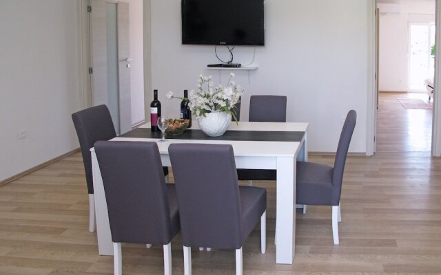 A2 - Modern apt With Balcony, sea View & Parking