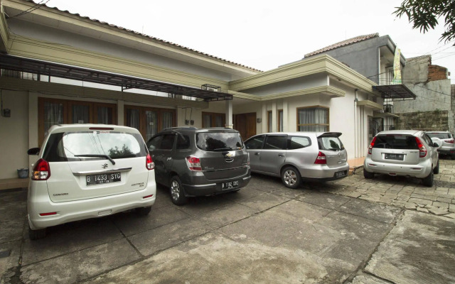 RedDoorz near Pejaten Village