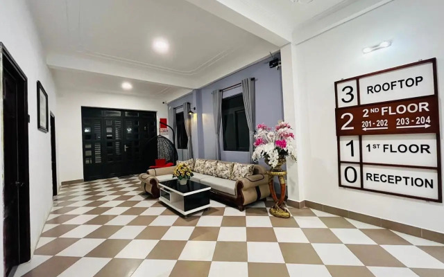 Queenie House