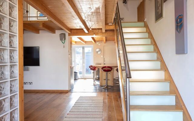 Stylist Split Level 2 Bed With Parking