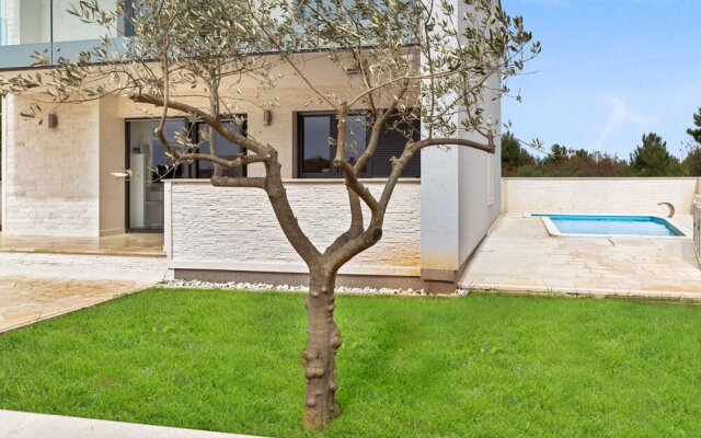 A Modern, 3-bedroom House in Vodice With a Swimming Pool and Wifi 800m