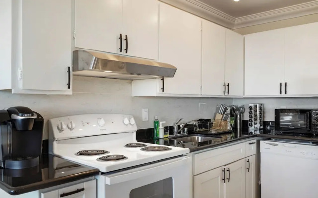 2BR Mountain Retreat with Private Deck