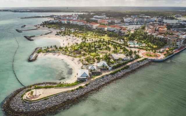 Open and Bright Beachfront Apt at Aquamarina F34