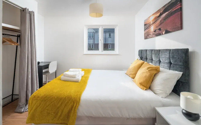 Spacious 1 Bedroom Apartment w/ Parking in Crawley