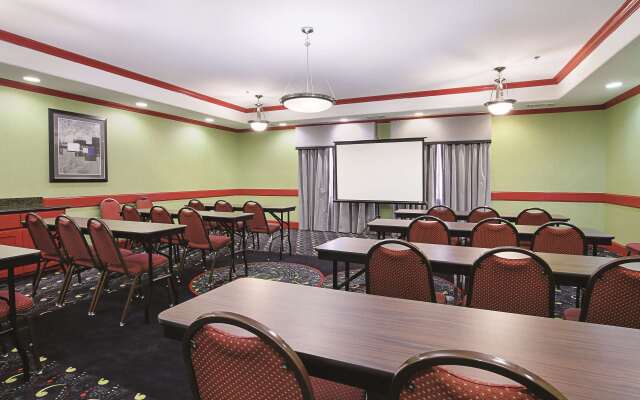 La Quinta Inn & Suites by Wyndham Dallas - Hutchins