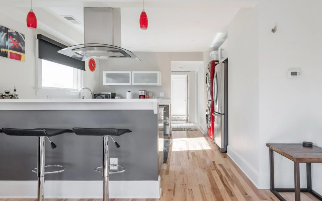 Downton Annie Apartment Three 2BD 1BA Parking