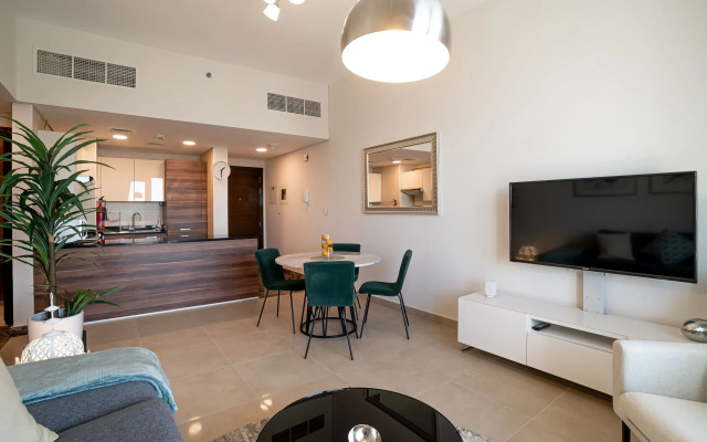 Amazing 1BR apartment with waterfront views!