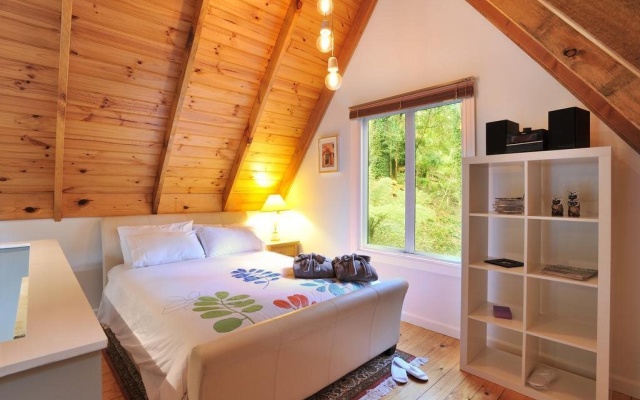 Santosa Cottage – Guest Rooms – Melbourne