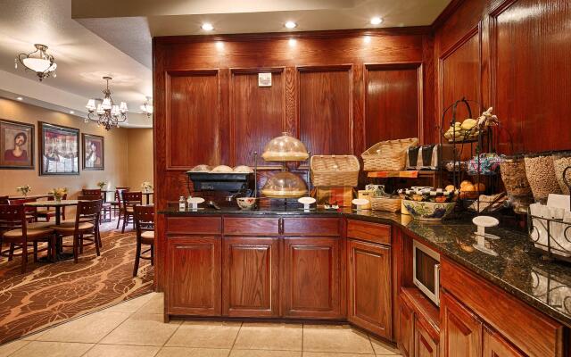 Best Western Plus Crown Colony Inn & Suites