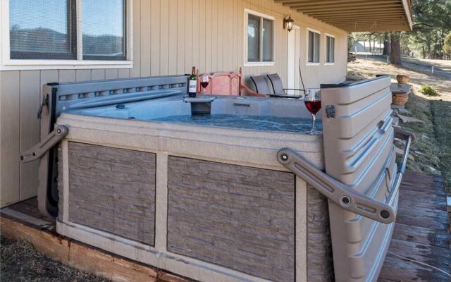 Bogie - Five Bedroom Cabin with Hot Tub