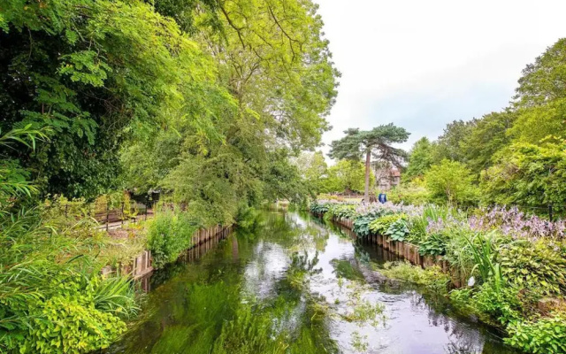 Tranquil Elm Lodge Escape in Canterbury