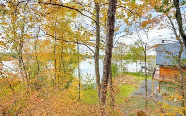Stunning Lake & Mtn Views: Cozy Catskills Cabin!
