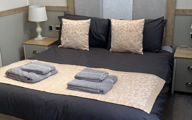 Dog Friendly Lodge With hot Tub, Quiet Location
