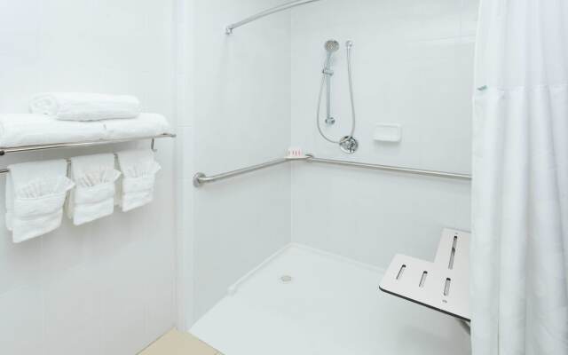 Ramada Plaza by Wyndham Chicago North Shore
