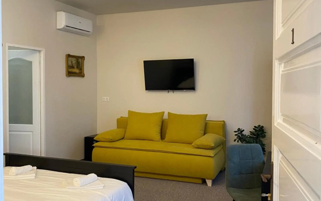 Theater Guesthouse with Parking