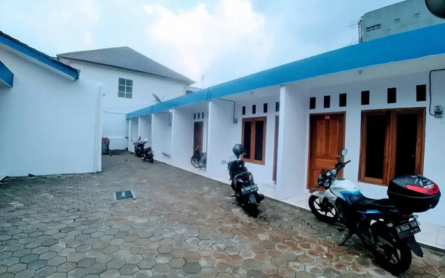 RedDoorz Syariah Plus near Jatiwarna Toll Gate