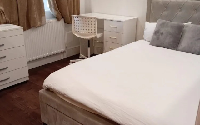 Luton Excellent 1 bed Apartment With Living Room