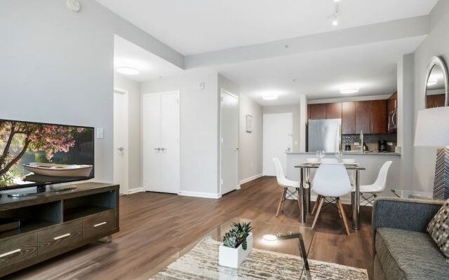 Bluebird Suites near PATH
