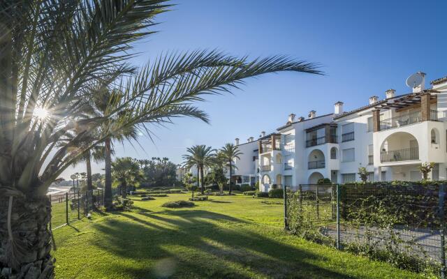 HB - Comfortable Beachfront Holiday Apartment