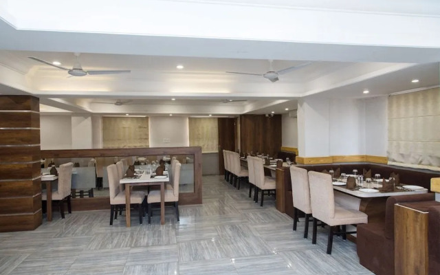 OYO 10893 Hotel Divine Inn