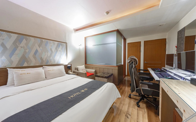 Gunsan Hotel Cello