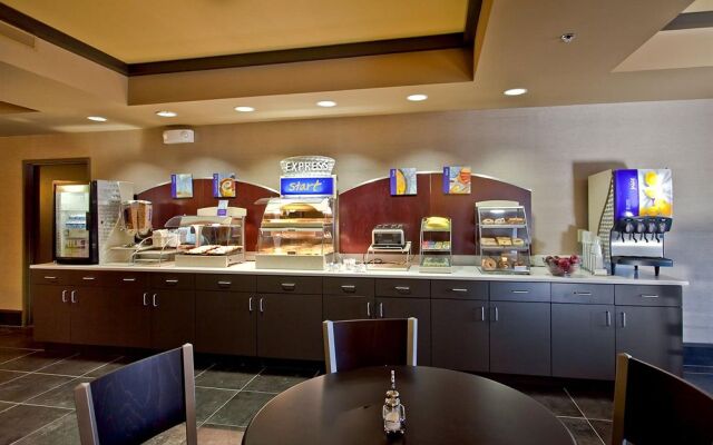 Holiday Inn Express Hotel & Suites Newton