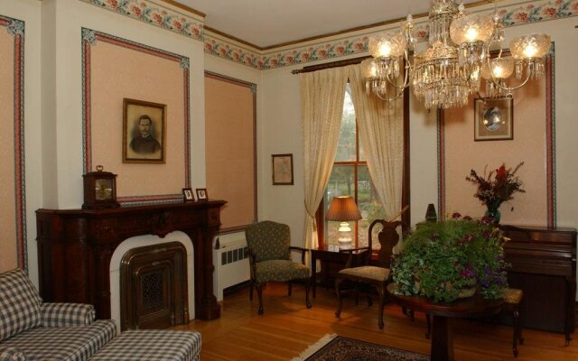 Chapin Park Bed & Breakfast