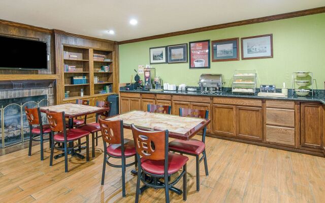 Econo Lodge Inn & Suites