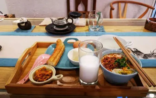 Yun Qieman Inn· Panoramic Snow Mountain View & Golden Peak Sunrise (Old Town of Lijiang )